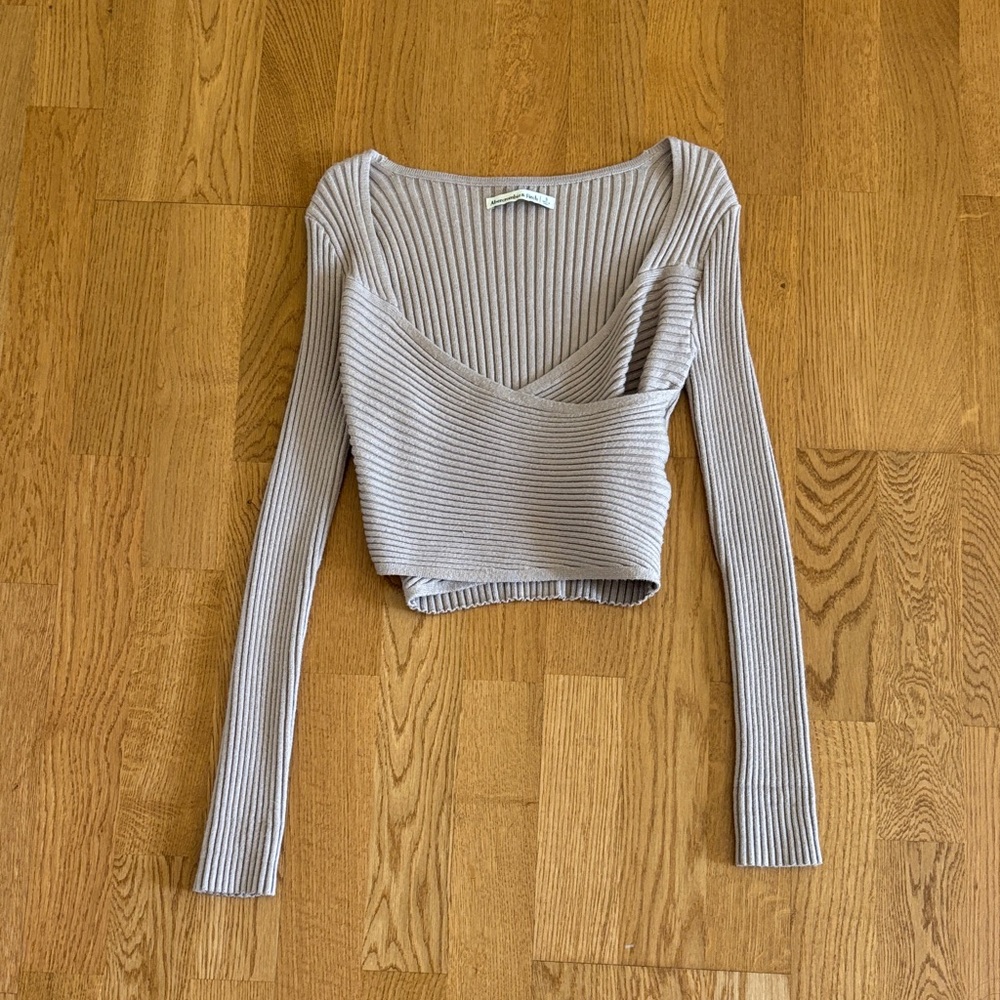 Abercrombie Ribbed Knit V-Neck Sweater Top